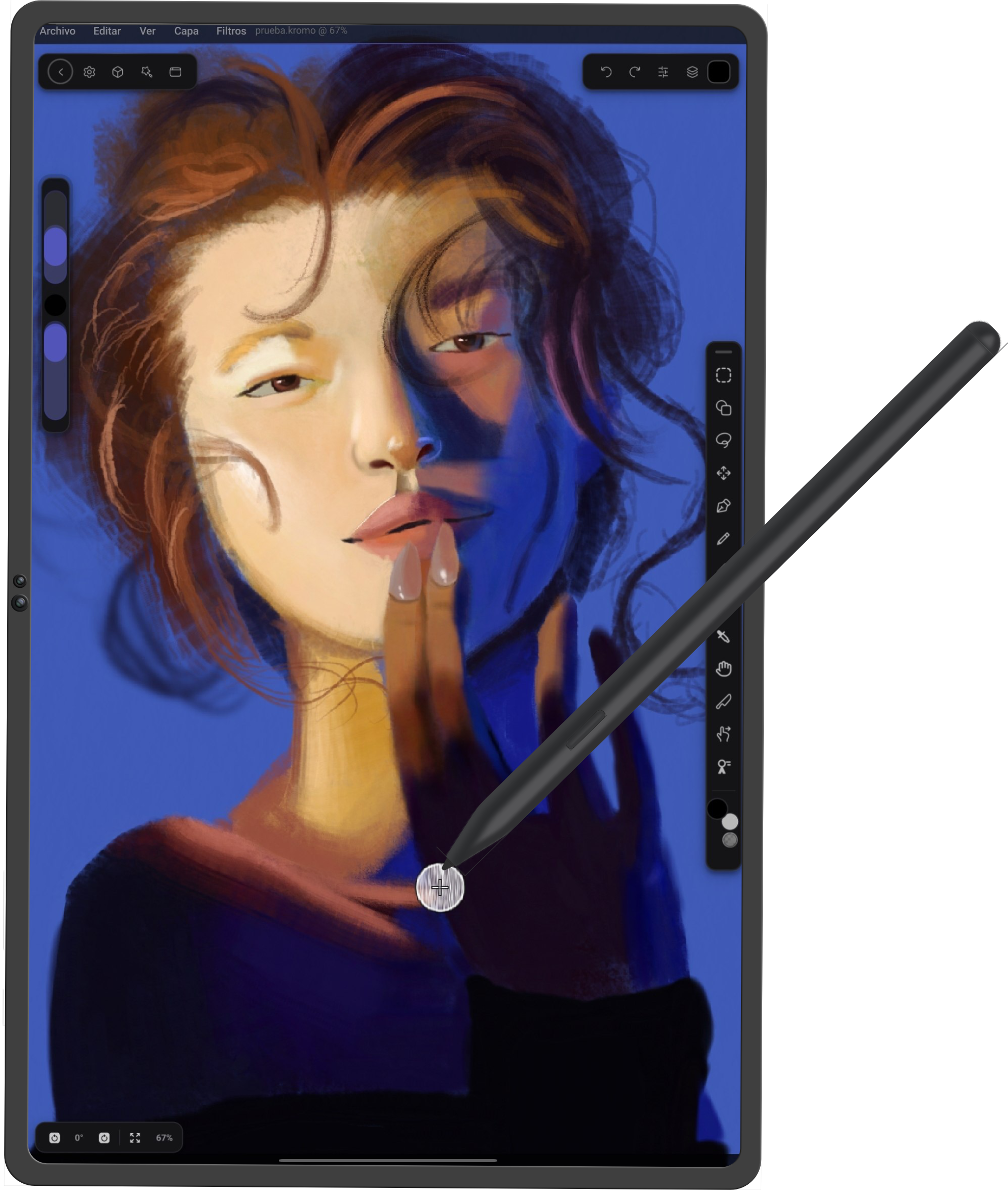 KromoStudio en una tablet Android con lápiz, pintando un retrato en azul